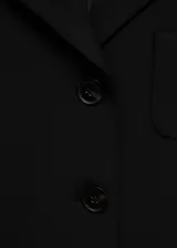 Blazer corto de corte recto en color negro, con cuello de solapa con muesca, cierre frontal de tres botones, bolsillo de parche en el pecho y dos bolsillos con solapa en la parte delantera.