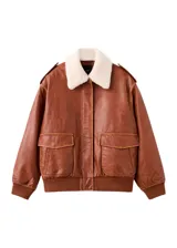 Chaqueta estilo aviador de cuero sintético marrón, con cuello de corderito sintético blanco, bolsillos frontales con solapa, cierre de cremallera y puños y cintura de canalé elástico.
