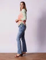Blusa de modal estampado con flores, marca Ruby Rd. Tiene cuello redondo con aplique de tachas, mangas 3/4, frunces y lazo de ajuste en el lateral.