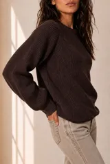 Buzo de tejido de punto celeste, con cuello redondo, mangas largas y diseño holgado.