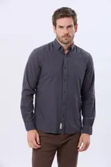 Camisa de manga larga color gris oscuro, con efecto lavado, cuello camisero con botones y cierre frontal abotonado.