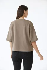 Remera de algodón color blanco, de corte holgado y diseño minimalista con cuello redondo y mangas cortas amplias.