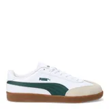 Championes urbanos Puma modelo 9T, con diseño inspirado en el fútbol sala. Presentan una combinación de cuero sintético negro en los laterales y gamuza negra en la puntera, con la icónica franja lateral de Puma en color blanco y suela de goma color caramelo.