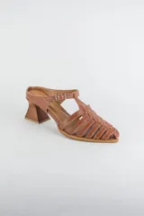 Sandalias tipo cangrejera de cuero color marrón, con diseño de tiras entrelazadas, taco ancho de madera y tira ajustable con hebilla en el tobillo.