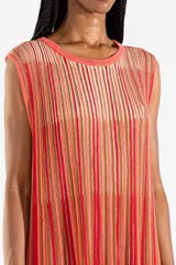 Vestido corto sin mangas confeccionado en tejido de punto, con cuello redondo, corte suelto y diseño a rayas verticales en tonos rojos, naranjas y dorados.