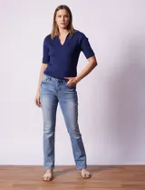 Jean de corte recto, color azul lavado, con cierre frontal y botón metálico. Presenta bolsillos funcionales en la parte delantera y trasera, con costuras reforzadas y pasadores para cinturón en la cintura.