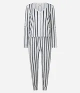 Conjunto de pijama largo de dos piezas: camisa de manga larga con cuello de pico y cierre delantero de botones, y pantalón con cintura elástica y puños ajustados. Estampado con rayas verticales.