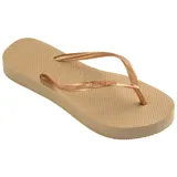 Sandalias de goma Havaianas modelo Slim, color gris oscuro, con tiras finas metálicas y diseño clásico de dedo.