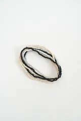 Set de pulseras elásticas compuestas por múltiples hileras de cuentas de vidrio en tonos turquesa, coral, blanco y dorado.