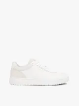Zapatillas de baloncesto Tommy Hilfiger de corte bajo, color blanco con paneles de ante en mezcla de texturas a tono y suela bitonal de goma. Presenta cordones al tono, detalles de ventilación y el logo de la marca en relieve en el lateral.