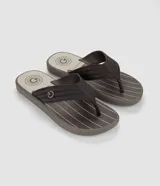 Ojotas Cartago de dedo para hombre, confeccionadas en PVC, con tiras anchas texturizadas, detalle de logo aplicado en los laterales y plantilla estampada con líneas.