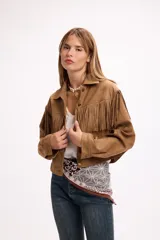Chaqueta de efecto gamuza en color marrón, con diseño de flecos en la parte frontal y trasera, cuello clásico y cierre frontal con botones metálicos a presión.