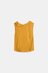 Musculosa de tejido satinado con cuello redondo y detalle de nudo en uno de los hombros.