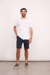 Camiseta blanca de manga corta con estampado en la espalda de una flor de hibisco azul y la frase "Where hibiscus grows, peace flow".