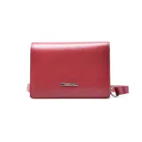 Bandolera dorada de cuero sintético texturizado, con correa ajustable y cierre con broche imantado.