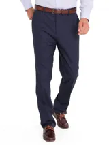 Pantalon de vestir para hombre de corte modern fit y tiro medio, confeccionado en gabardina de algodón con tratamiento antiarrugas. Presenta cierre frontal con botón, bolsillos laterales y bolsillos traseros.