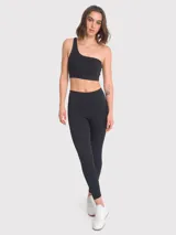 Calza deportiva de tiro alto y largo ankle, confeccionada en tejido suave y elástico, con diseño de costuras reforzadas en la zona de la cadera.