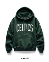 Canguro verde oscuro con capucha y cordones ajustables, puños y cintura acanalados, bolsillo tipo canguro y logo de los Boston Celtics estampado en el frente.