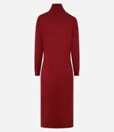 Vestido de punto negro, de manga larga y cuello alto, con corte recto y largo midi.