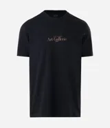 Remera de algodón de corte clásico, cuello redondo y manga corta, con estampa frontal de lettering Art Gallerie.