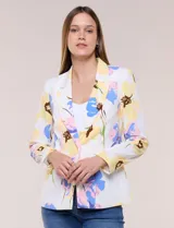 Blazer de silueta semientallada confeccionado en tela sastrera de color blanco con estampado floral en tonos amarillos, celestes, rosados y azules. Presenta solapa de muesca clásica, acceso frontal mediante un botón a tono, bolsillos simulados con solapa y mangas largas de corte clásico.