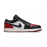 Championes Nike Air Jordan 1 Low, modelo clásico de corte bajo en color blanco y rojo, confeccionados en cuero sintético, con el icónico logo de las alas en el talón y el swoosh lateral en contraste.