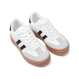 Championes urbanos blancos con detalles en gris y negro, con plataforma color caramelo y dos tiras negras en el lateral.