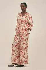 Camisa de manga 3/4 en seda viscosa estampada con flores y tigres en tonos naranja y blanco.