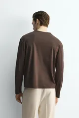 Camiseta de manga larga con cuello panadero y cierre frontal de botonadura, de corte relajado.