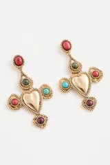 Aro colgante dorado con forma de cruz, decorado con un corazón central y piedras sintéticas de colores turquesa, rojo, verde y bordó.