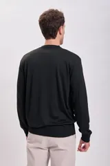 Buzo negro de punto básico con cuello redondo y mangas largas.
