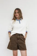 Bermuda de jean color marrón con efecto desgastado, tiro medio y corte holgado.