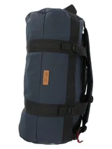 Bolso de viaje tipo duffel marca RKF, color azul navy, confeccionado en poliéster reciclado resistente al agua. Cuenta con compartimento principal con cierre impermeable, asas de mano reforzadas, correas ajustables y detalles en color negro.