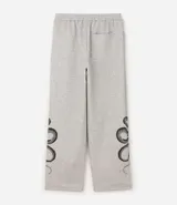 Pantalón de corte super baggy confeccionado en tejido de algodón y poliéster, color gris melange. Presenta un diseño urbano con estampado de serpiente tribal en color negro en las piernas, cintura elástica y bolsillos laterales.