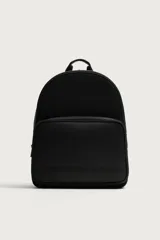 Mochila negra con acabado texturizado, compartimento principal con cierre de cremallera y bolsillo frontal con cremallera. Incluye parte posterior acolchada, asa de mano superior y dos asas de hombro ajustables.