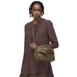 Cartera tipo bauletto de Marc Jacobs, confeccionada en cuero de cordero color verde oliva. Presenta un diseño estructurado con detalles drapeados en el frente, asas superiores y una correa de hombro ajustable y extraíble. Incluye herrajes metálicos dorados y un dije decorativo en la parte frontal.