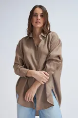 Camisa oversize color visón, de manga larga y corte holgado.