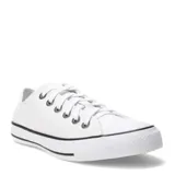 Championes de corte bajo Converse modelo Chuck Taylor All Star, confeccionados en cuero blanco con puntera de goma, cordones al tono y suela de goma vulcanizada con detalle de línea negra.