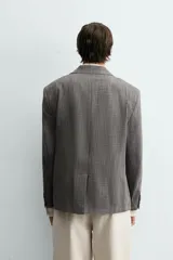 Blazer de corte slim fit confeccionada en tejido con viscosa, con cuello de solapas de muesca, cierre frontal de un botón, bolsillos de solapa en la cadera y bolsillo de vivo en el pecho.