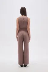Pantalon de corte recto y tiro medio, confeccionado en viscosa de color marrón.