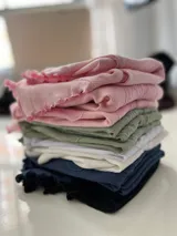 Remera corta de color verde claro con detalles de encaje en el escote y mangas cortas.