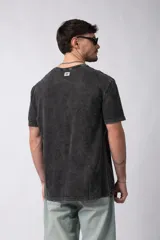 Remera de algodón con efecto gastado y acabado vintage, de corte semi oversize y cuello redondo.