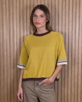 Buzo de punto 100% algodón, de manga corta y corte holgado, en color amarillo mostaza con detalles en marrón, beige y blanco en el cuello, los puños y el ruedo.