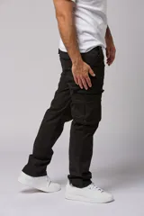 Pantalón cargo gris de gabardina con bolsillos laterales con fuelle y solapa, corte recto y tiro medio.