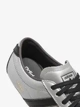 Championes Adidas Tokyo Decon plateados con detalles en negro y suela marrón.