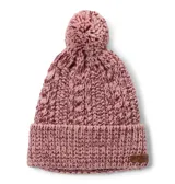 Gorro de punto con diseño de ochos, pompón superior y vuelta en el borde. Incluye forro interior de micropolar y parche de cuero con logo de la marca.