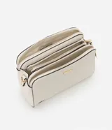 Bolso bandolera de tamaño mediano confeccionado en poliuretano color marrón, con tres compartimentos independientes con cierre de cremallera. Incluye una correa de hombro ajustable de cinta tejida bicolor y herrajes metálicos dorados.
