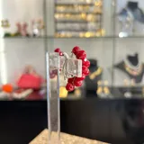 Aros cortos con cristales rojos y ajuste de clip.