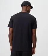 Remera deportiva de manga corta y cuello redondo para hombre, de color marrón, confeccionada con tecnología dry de alta transpirabilidad.