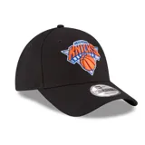 Gorro New Era negro con logo bordado de los New York Knicks en el frente.